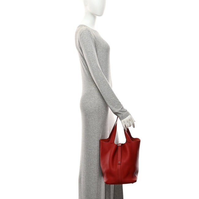 Taurillon Clemence Picotin Lock 26 GM Rouge Casaque Main Image