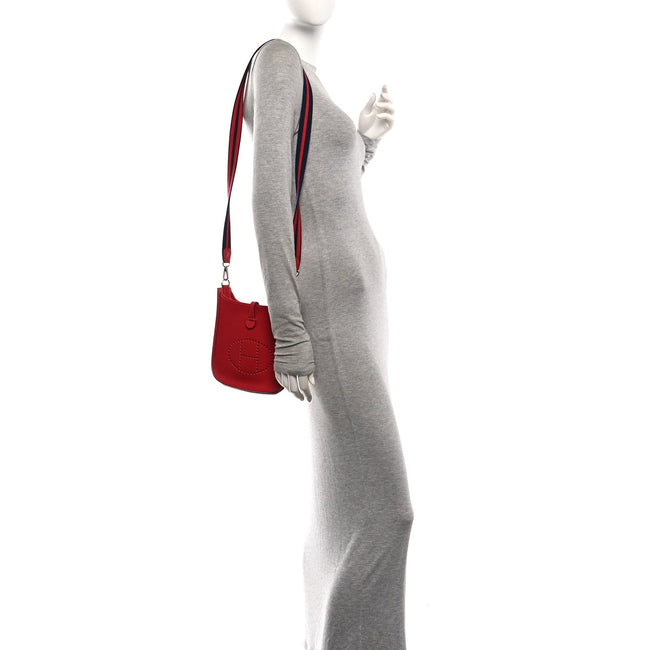 Taurillon Clemence Amazone Evelyne TPM Rouge Casaque Bleu Saphir Main Image