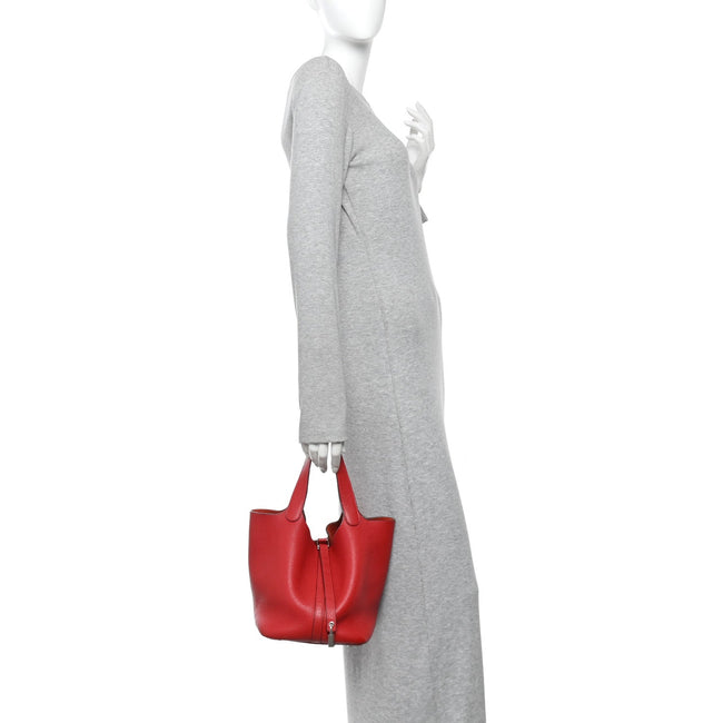 Taurillon Clemence Picotin Lock 22 MM Rouge Casaque Main Image